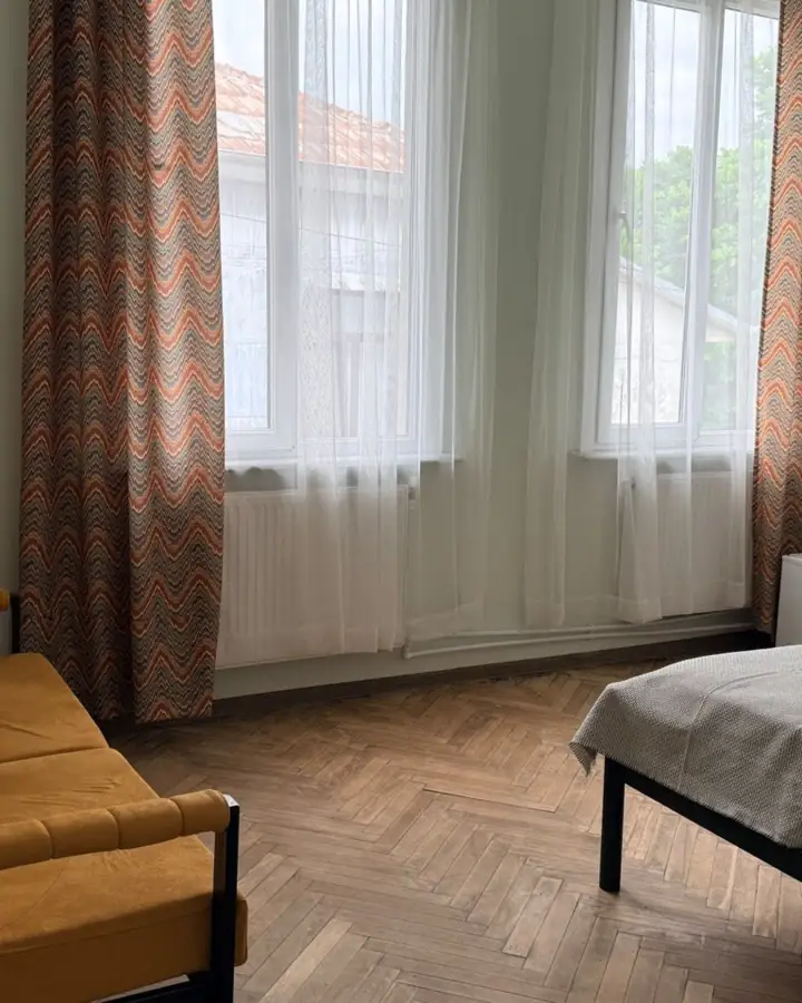 Зона отдыха в номере: диван у окна