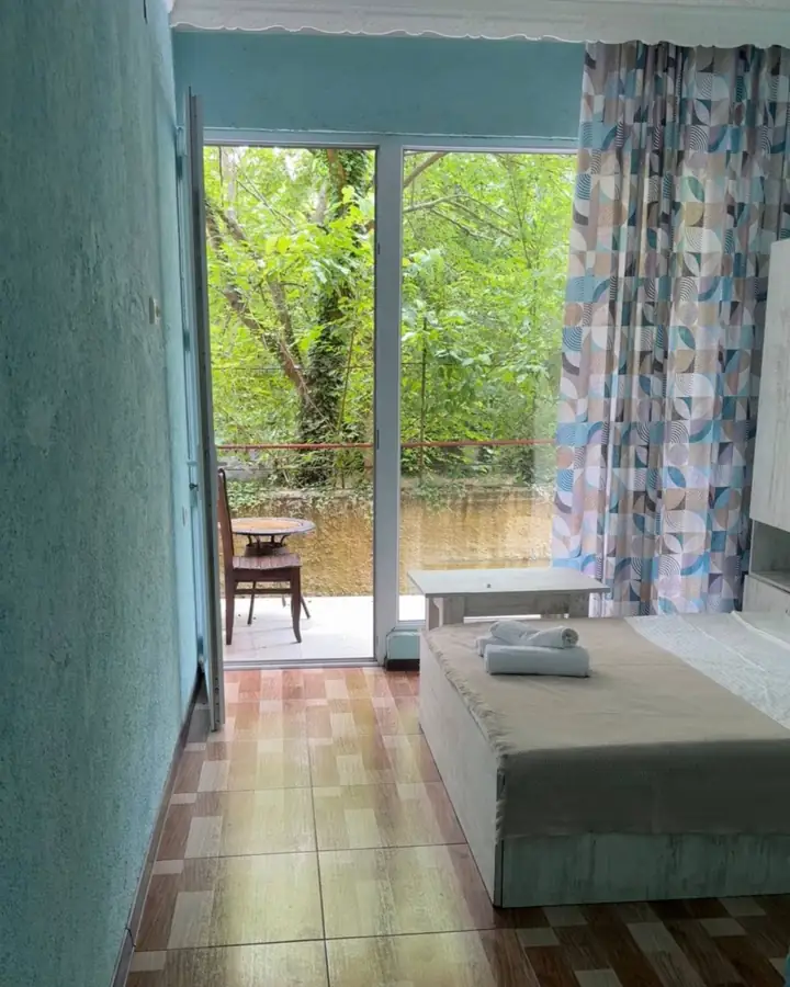 Выход из номера в зелёный двор